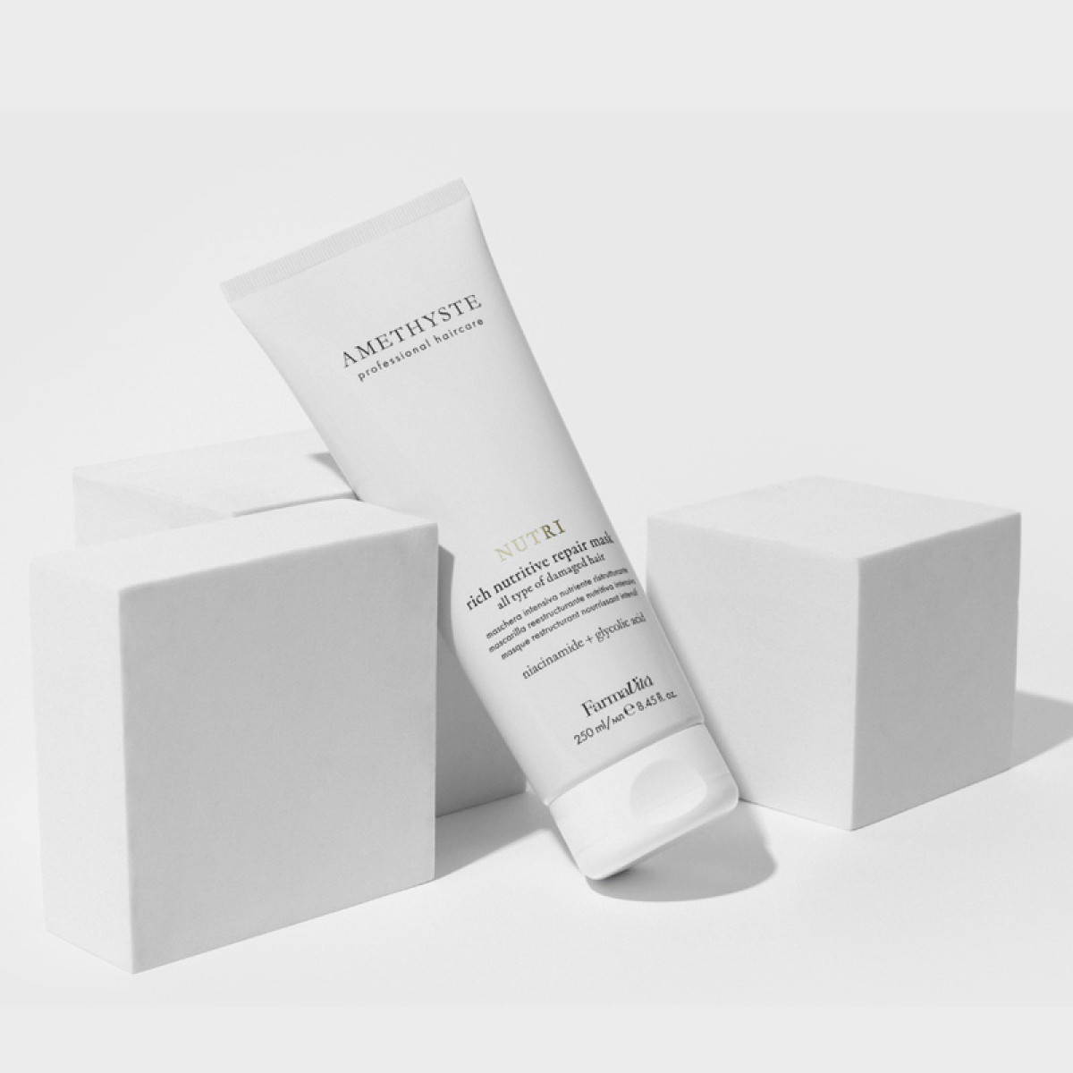 Възстановяваща маска за увредена и изтощена коса Farmavita Amethyste Nutri Rich Nutritive Repair Mask 250ml Възстановяваща маска за увредена и изтощена коса Farmavita Amethyste Nutri Rich Nutritive Repair Mask 250ml