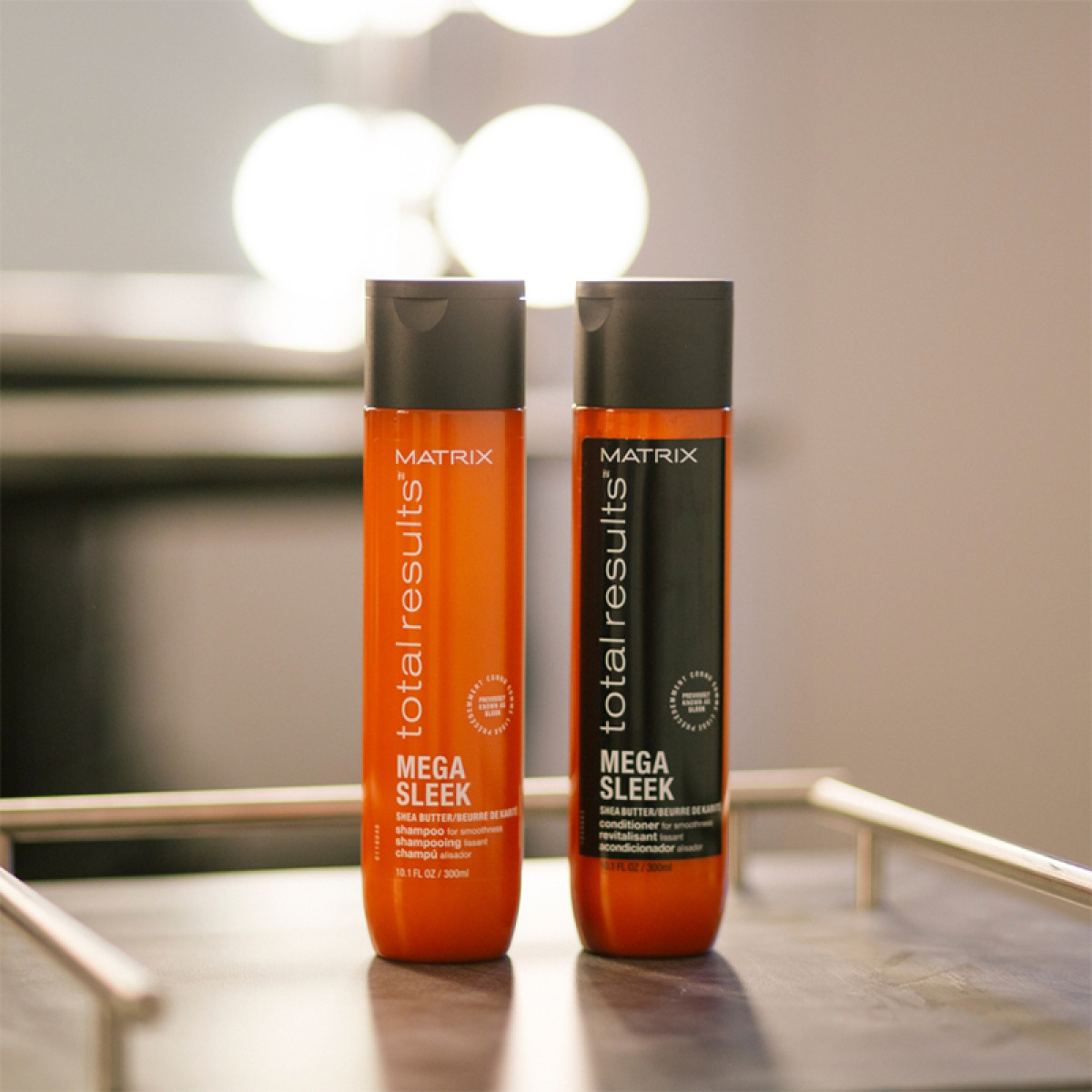Изглаждащ шампоан за непокорна коса Matrix Total Results Mega Sleek Shampoo 300ml